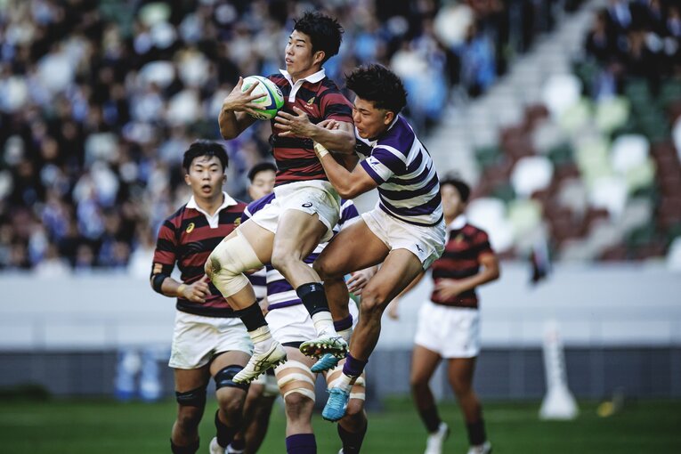 早明戦のハイパント処理の場面で矢崎に競り負ける白井（右）　©Kiichi Matsumoto