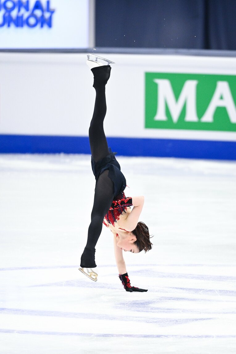 2021年3月の世界選手権SP、側転を披露する紀平　©Asami Enomoto