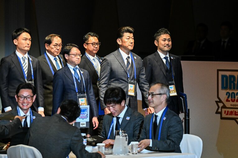 ドラフト会議会場に入場するDeNA陣営。左端が長谷川スカウト部長　©Nanae Suzuki