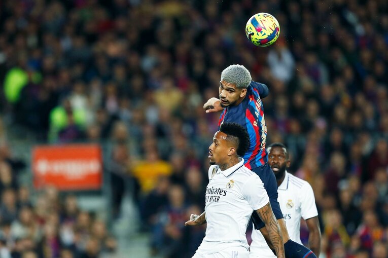 「バルサがメッシ退団後初のリーガ制覇」間近なクラシコの“喜びと憎しみ、一瞬のリスペクト”を撮った「18歳ガビが倒れたレアルDFを…」(19)