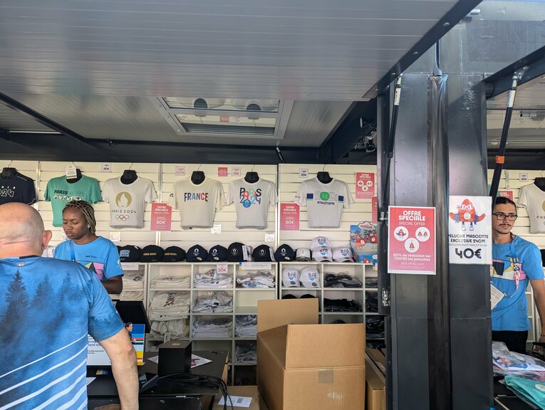 パリ五輪終盤、ディスカウントされた公式グッズの数々　©Yu Saito