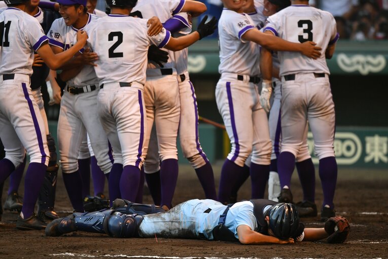 100回大会（2018年）で金足農業にサヨナラ2ランスクイズを決められ、ホームで悔しさを露わにする近江・有馬諒捕手（当時2年）©︎Shigeki Sugiyama