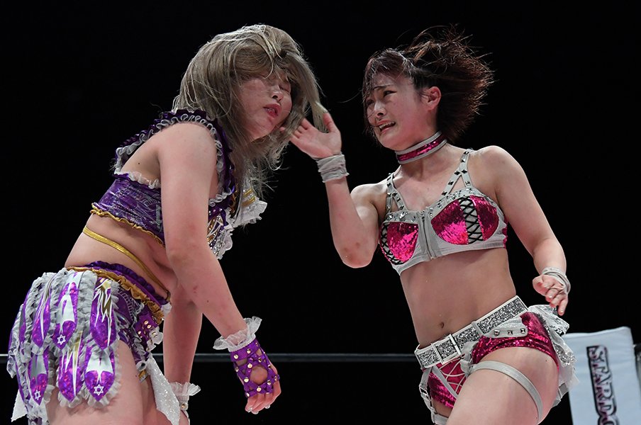 女優でレスラー・なつぽいが“白いベルト”中野たむ戦で見せた「呪い」の感情 泣き顔で連続ビンタ、水かけ、顔面蹴り...<Number Web> photograph by Masashi Hara