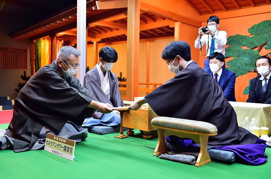藤井聡太竜王は能楽堂やお寺でタイトル戦、将棋会館では一斉に… 「自分の対局を他の棋士が見に来ないと寂しい」理由とは<Number Web> photograph by 日本将棋連盟