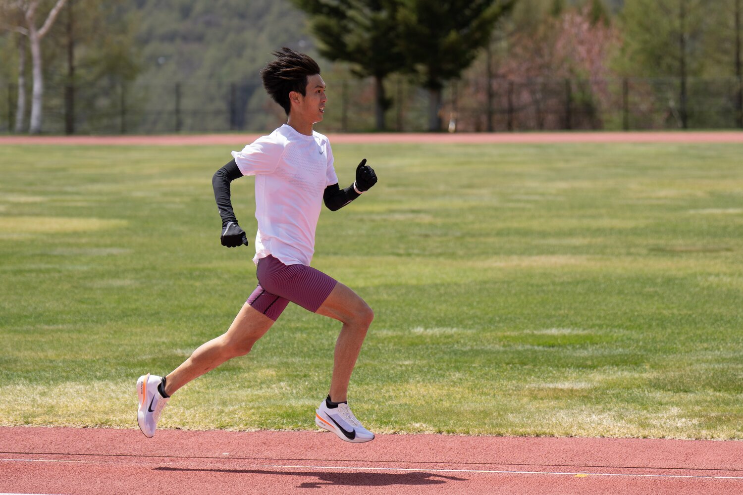 鈴木は強風のなかでも安定したペースで走り続けていた　©Shiro Miyake