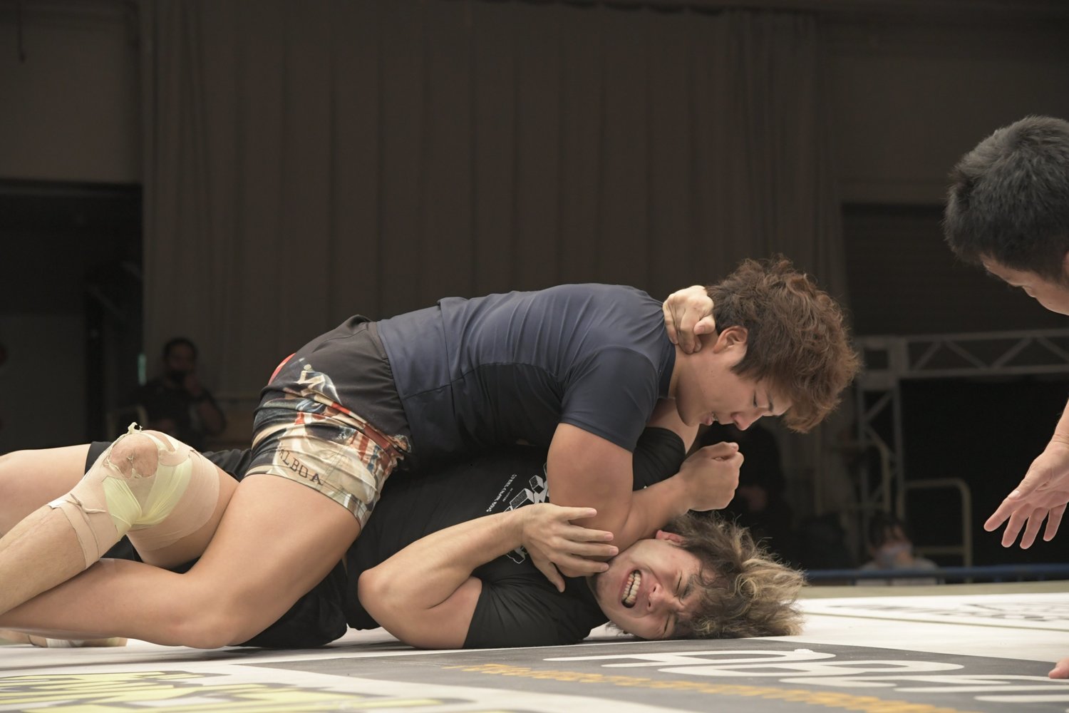 思切投太郎(竹下幸之介)vsハーマンミラー・マオ(MAO)(C)DDTプロレスリング