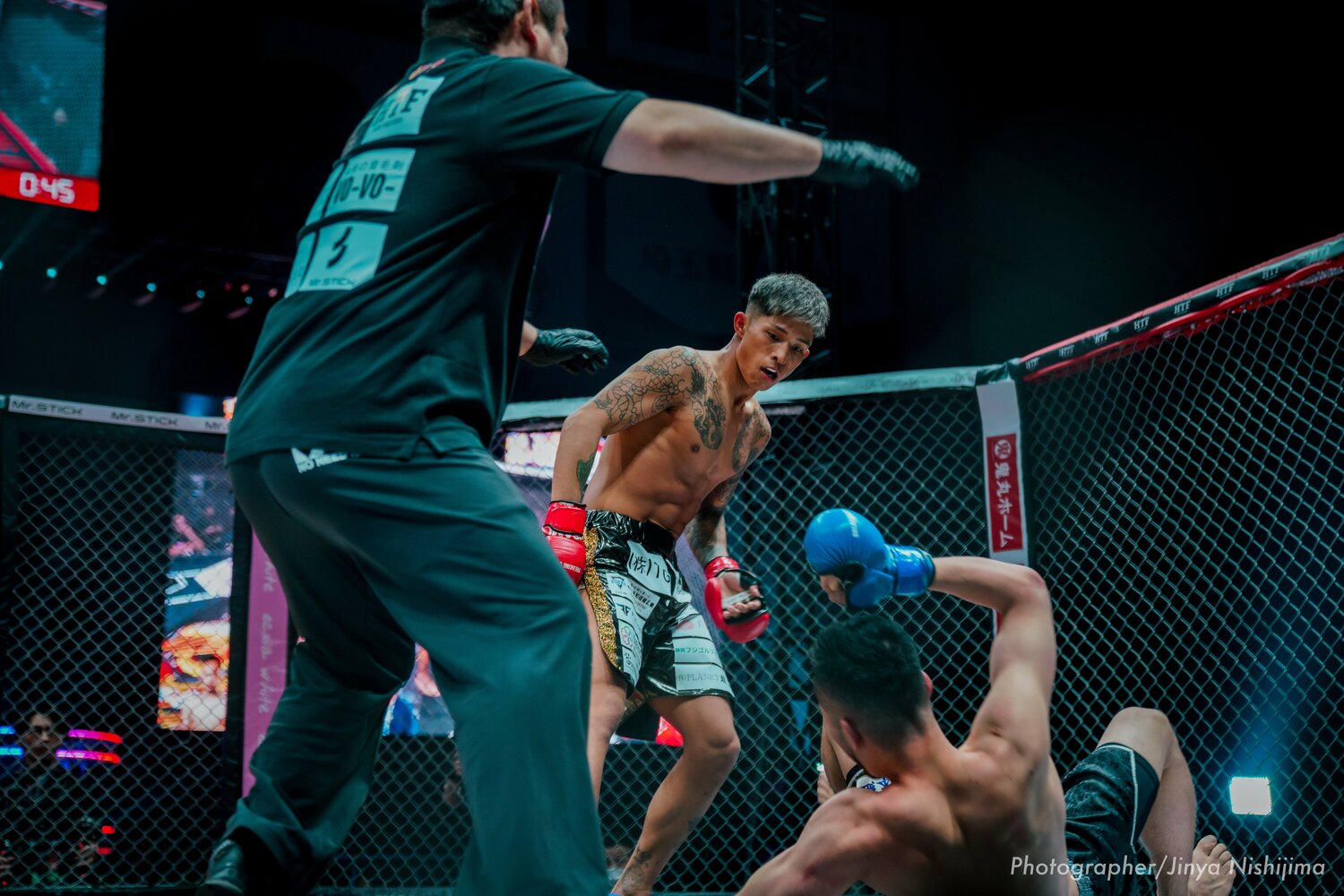 杉本祥を2度ダウンさせKO勝利した外枦保 ©BreakingDown