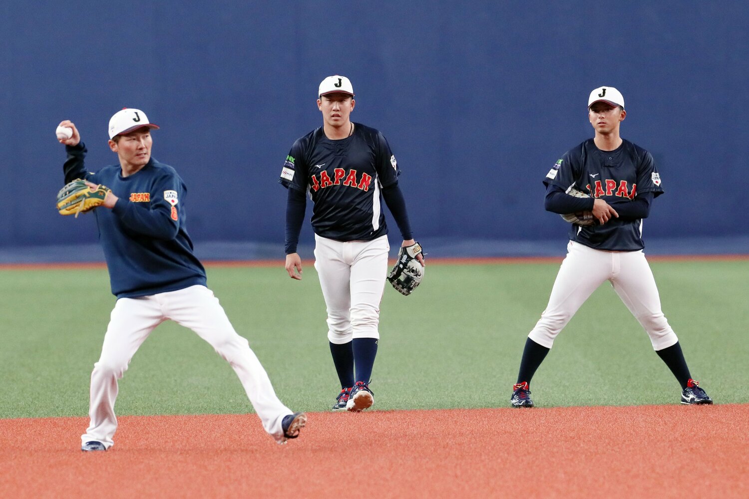 源田(左）の守備練習に熱い眼差しを注ぐ宗山（右）。中央は小園　©︎JIJI PRESS