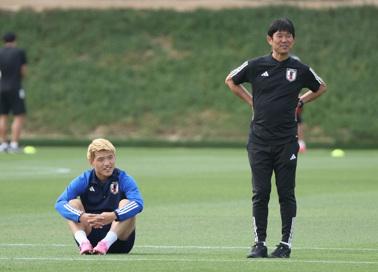 アジアカップの練習で。グラウンドで話し込む森保監督と堂安律 ©JIJI PRESS