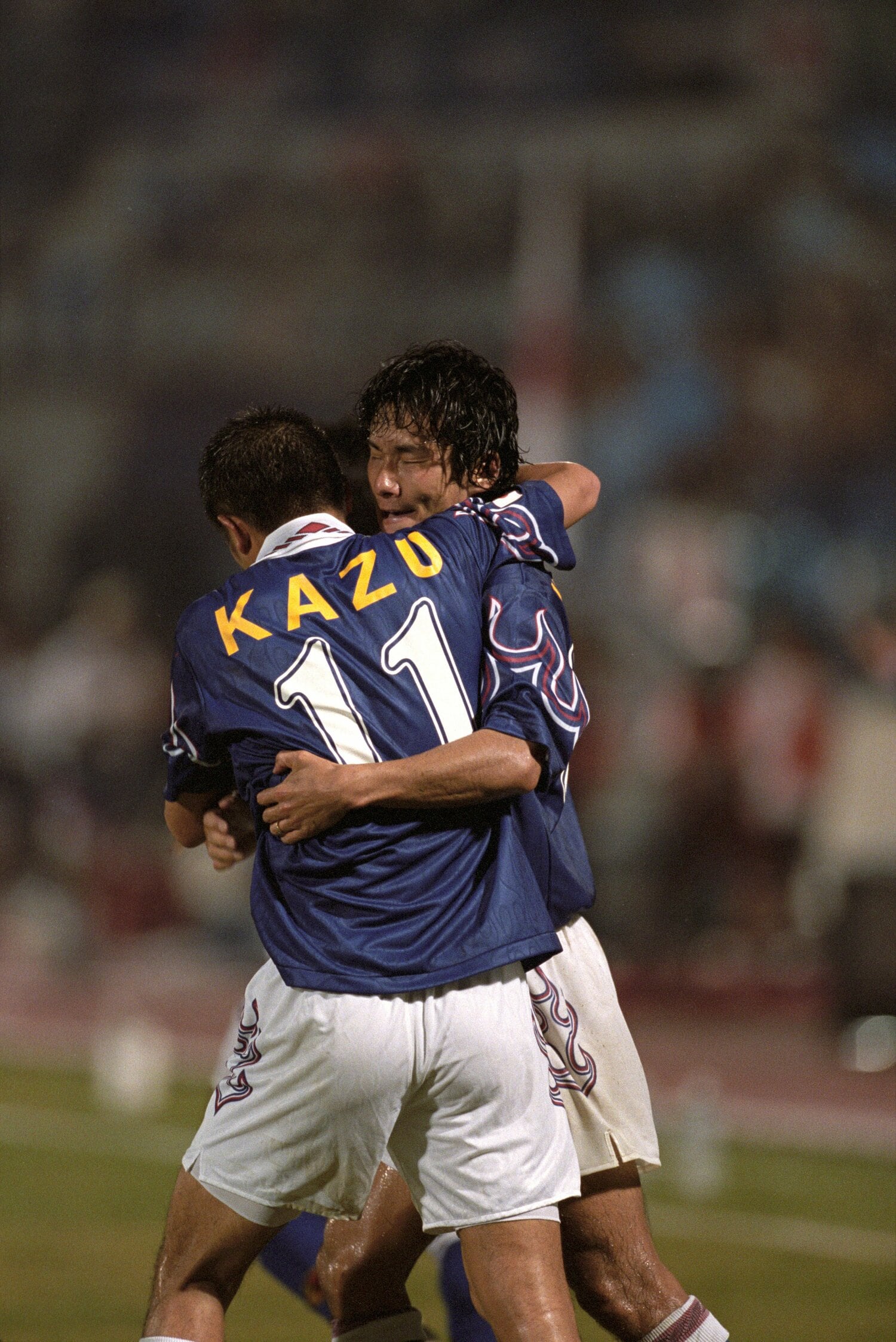 97年11月16日、ジョホールバルでの三浦知良と中山雅史。日本代表はW杯初出場を決めたが、三浦は本大会メンバーから落選した　©Kazuaki Nishiyama