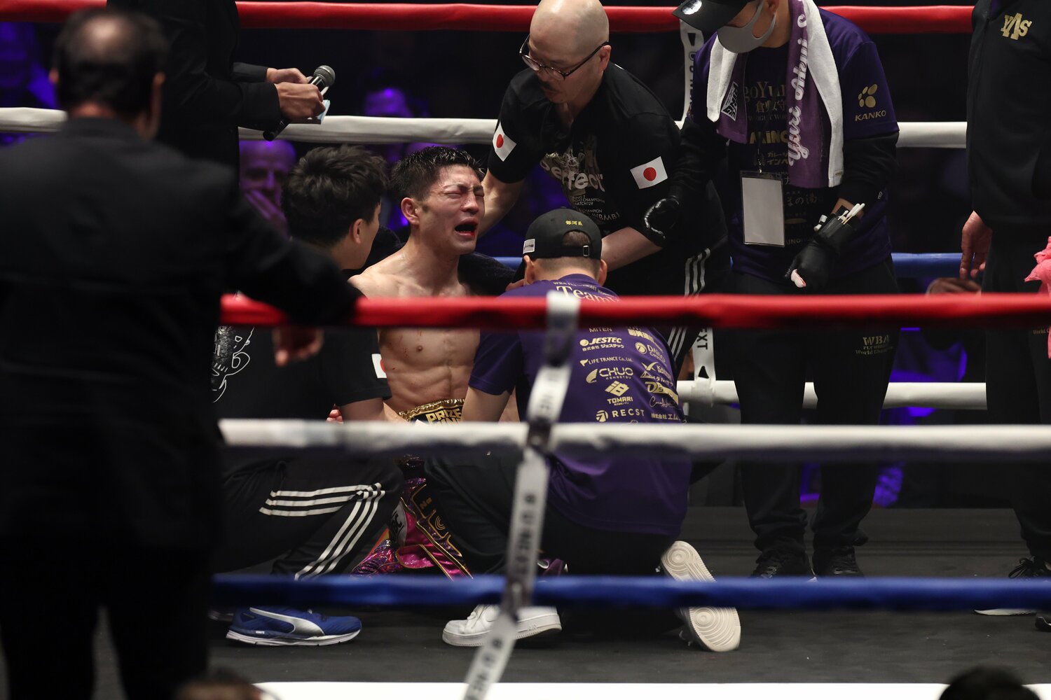 寺地に12回TKOで敗れ、リング上で号泣する阿久井　©Naoki Kitagawa
