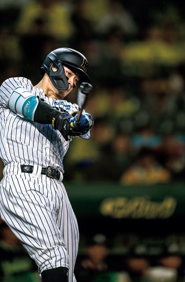 佐藤輝明（さとう・てるあき）／1999年3月13日生、兵庫県出身。仁川学院高、近畿大を経て'21年、ドラフト1位で阪神入団。1年目に24本塁打を放ち、新人左打者での最多本塁打記録樹立。'24年は16本塁打で田淵幸一、岡田彰布に続く球団史上3人目の新人からの4年連続2桁本塁打。187cm、95kg　©Takuya Sugiyama