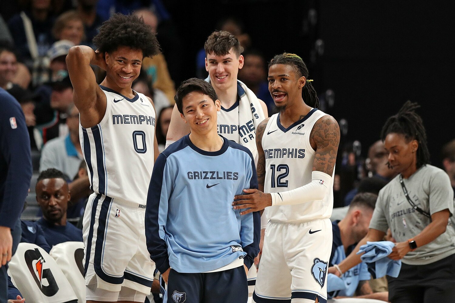 NBAデビューを果たし、Gリーグでは一定の評価を受けた河村勇輝。ジャ・モラント（12番）らチームメイトとの様子も話題を集めた　©︎Justin Ford/Getty Images