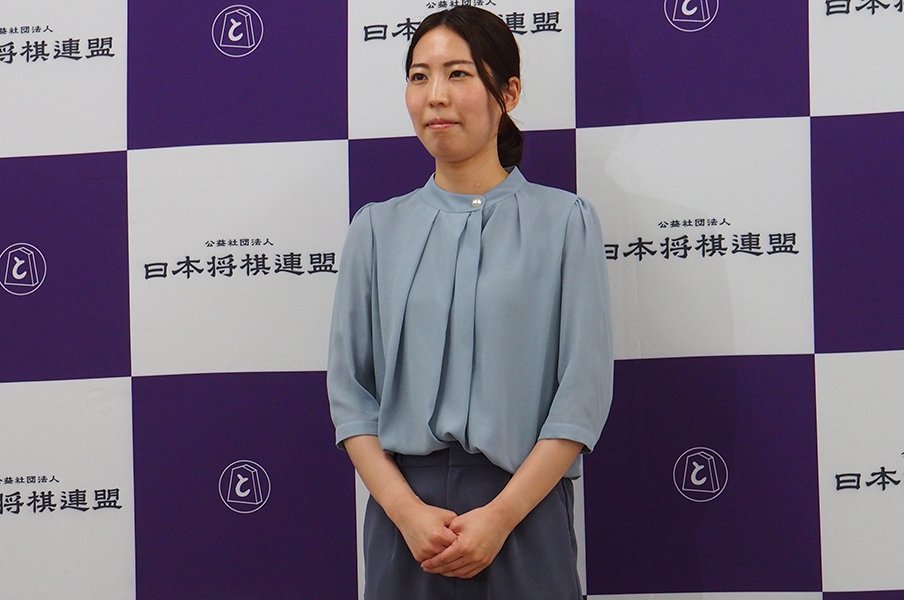 会見での里見女流五冠　©BUNGEISHUNJU