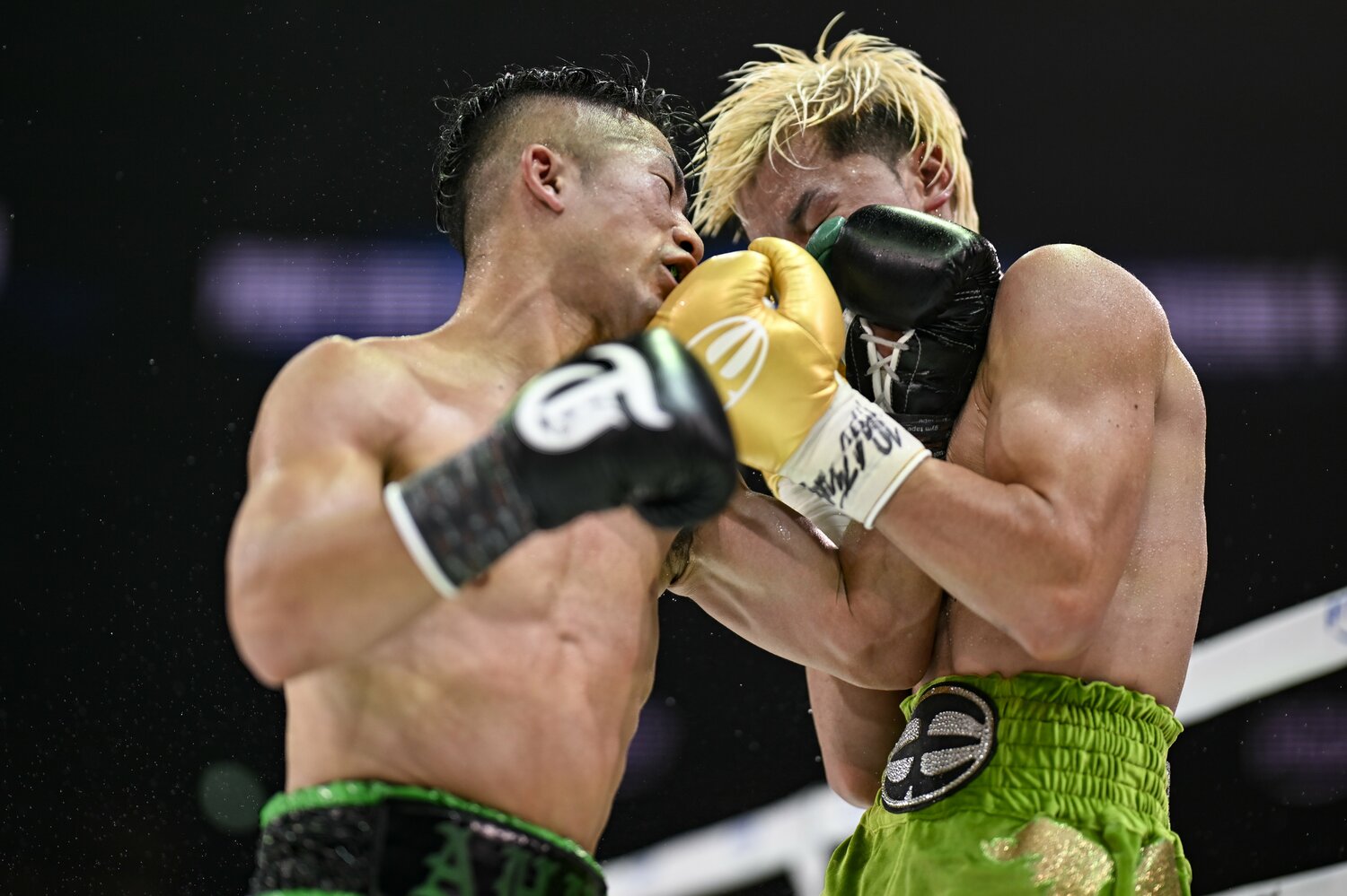 ガードの隙間から左アッパーをねじ込む井上拓真。強烈な覚悟を持って試合に臨んでいた　©Hiroaki Finito Yamaguchi