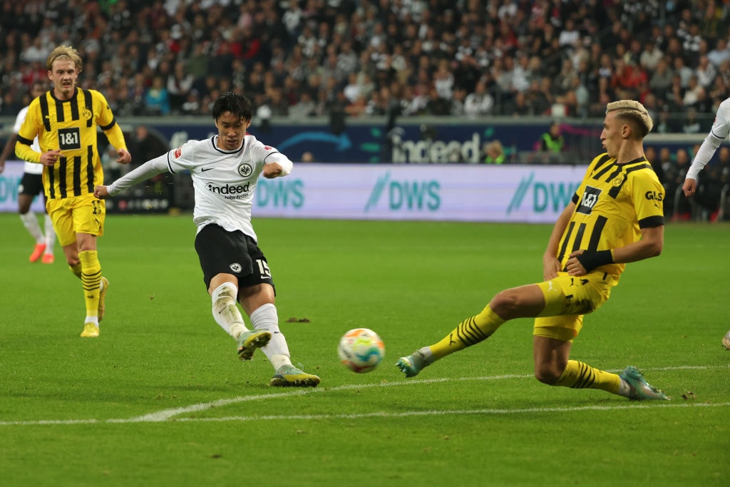 22年10月のドルトムント戦でミドルシュートを決めた鎌田　©Getty Images