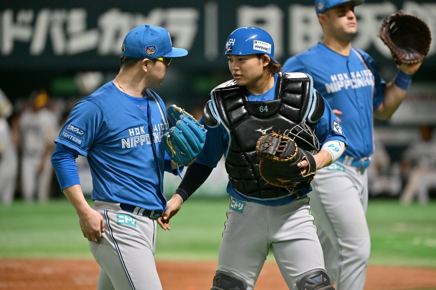 今シーズン大ブレークした田宮（右）も荒木二軍監督時代にファームで鍛錬を積んでいたひとりだ　©︎Hideki Sugiyama