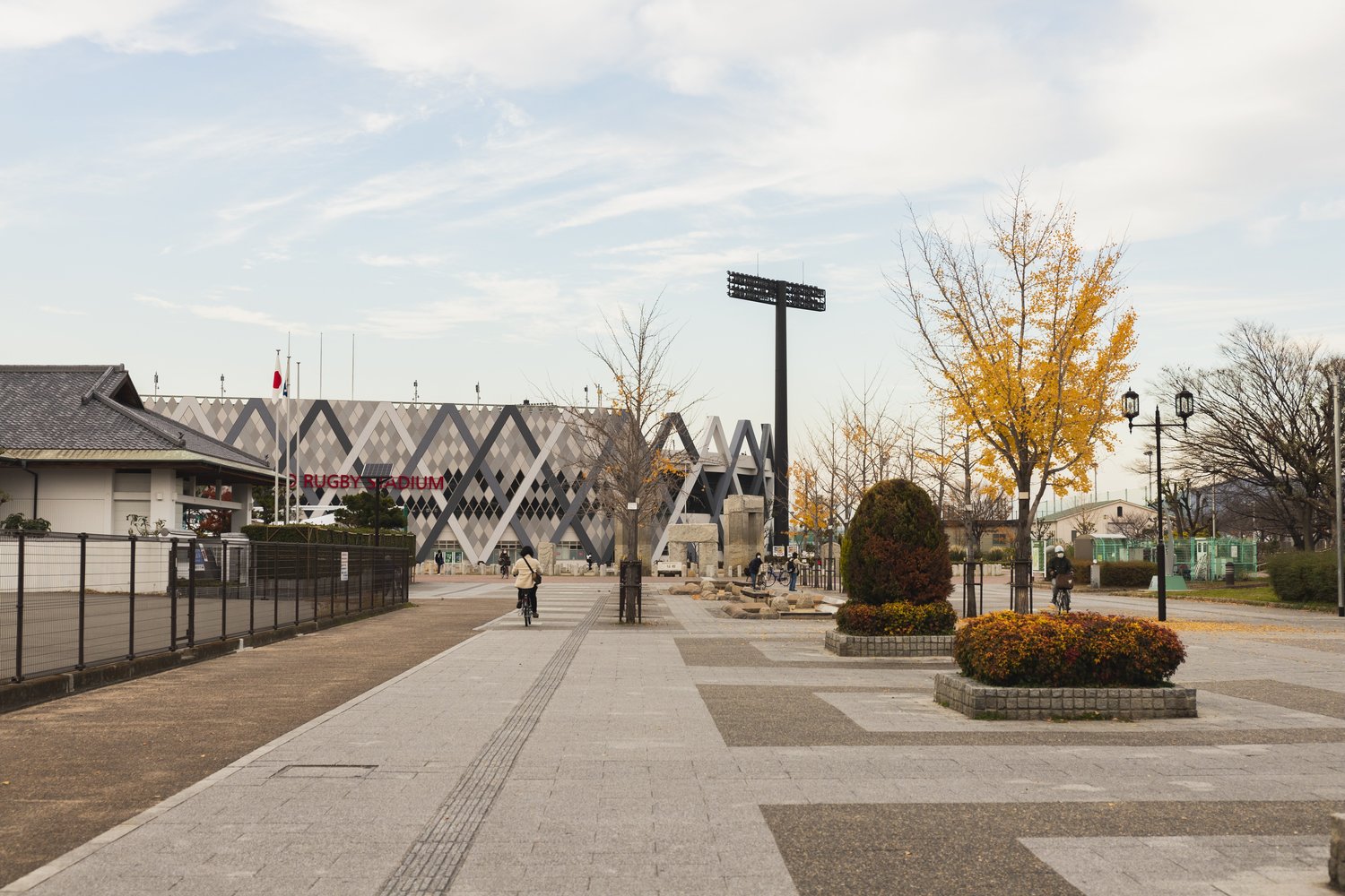 平日の花園ラグビー場前