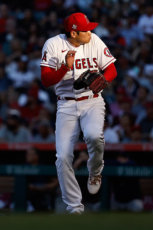 バットの破片が飛んできてビックリの大谷©Getty Images