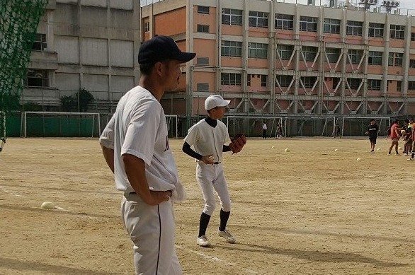 野球部を指導する小宅監督／学校提供