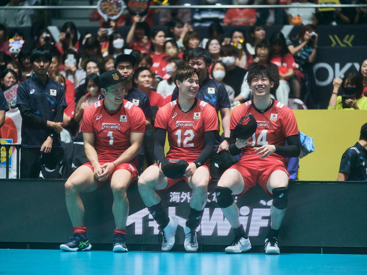 最終戦を前に五輪出場を決めた日本代表。石川祐希(右)の表情も緩んだ ©︎Yuki Suneaga