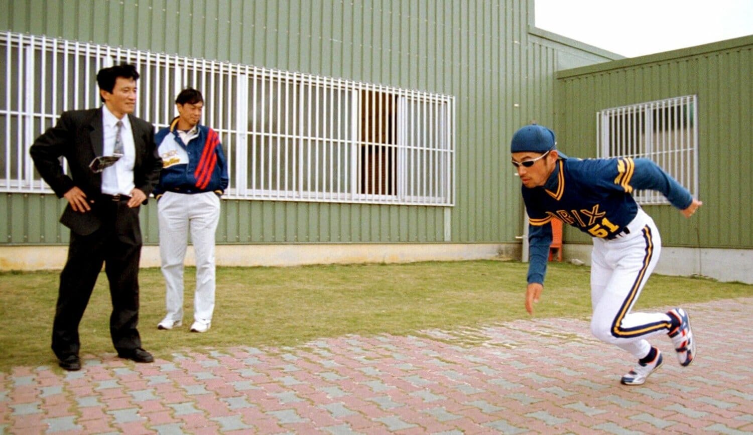 オリックス時代に、宮古島キャンプで小山裕史氏（左）の指導を受けるイチロー　©︎SANKEISHIMBUN