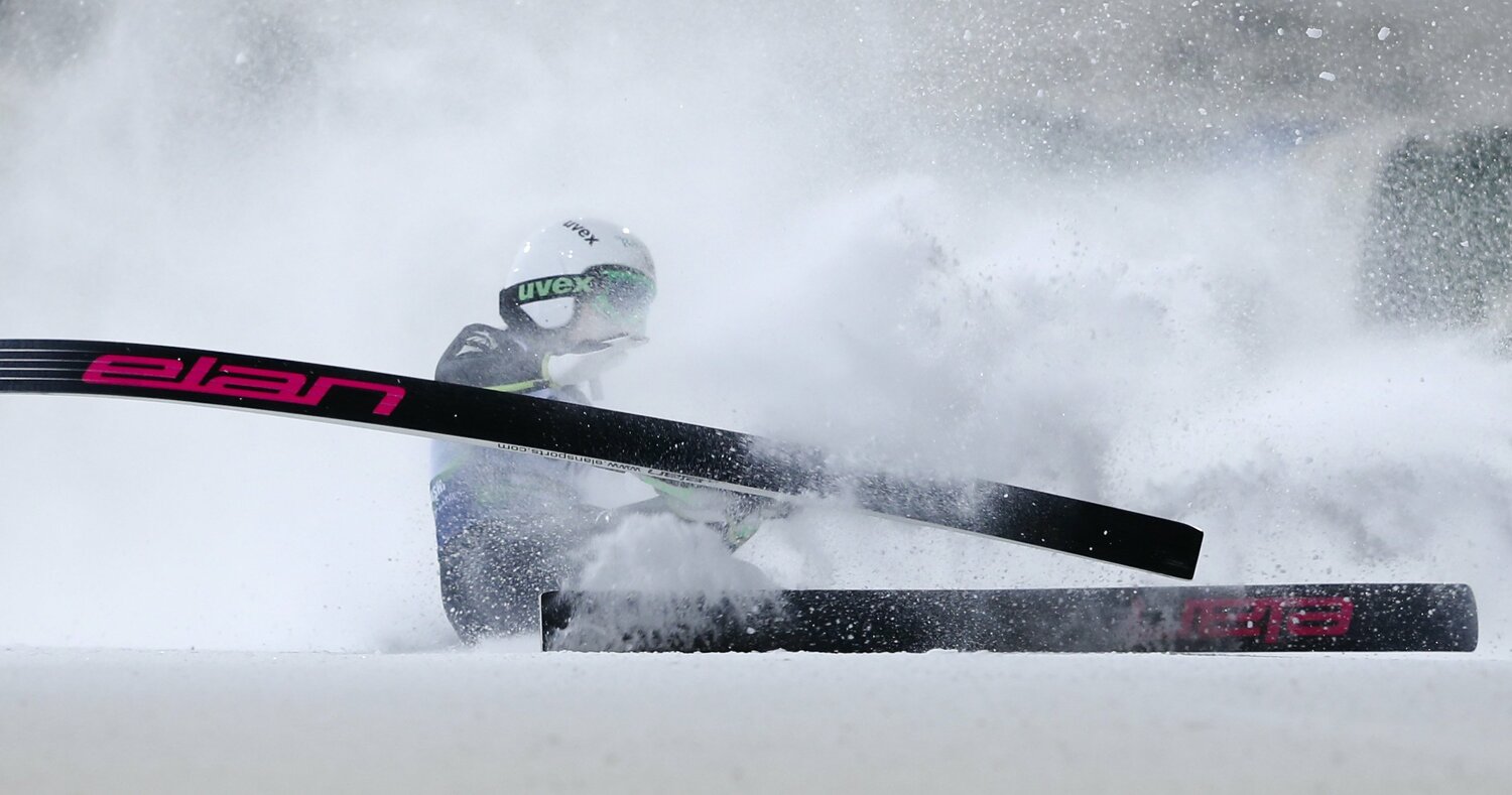 転倒などの危険と隣り合わせのジャンプ競技　©Getty Images