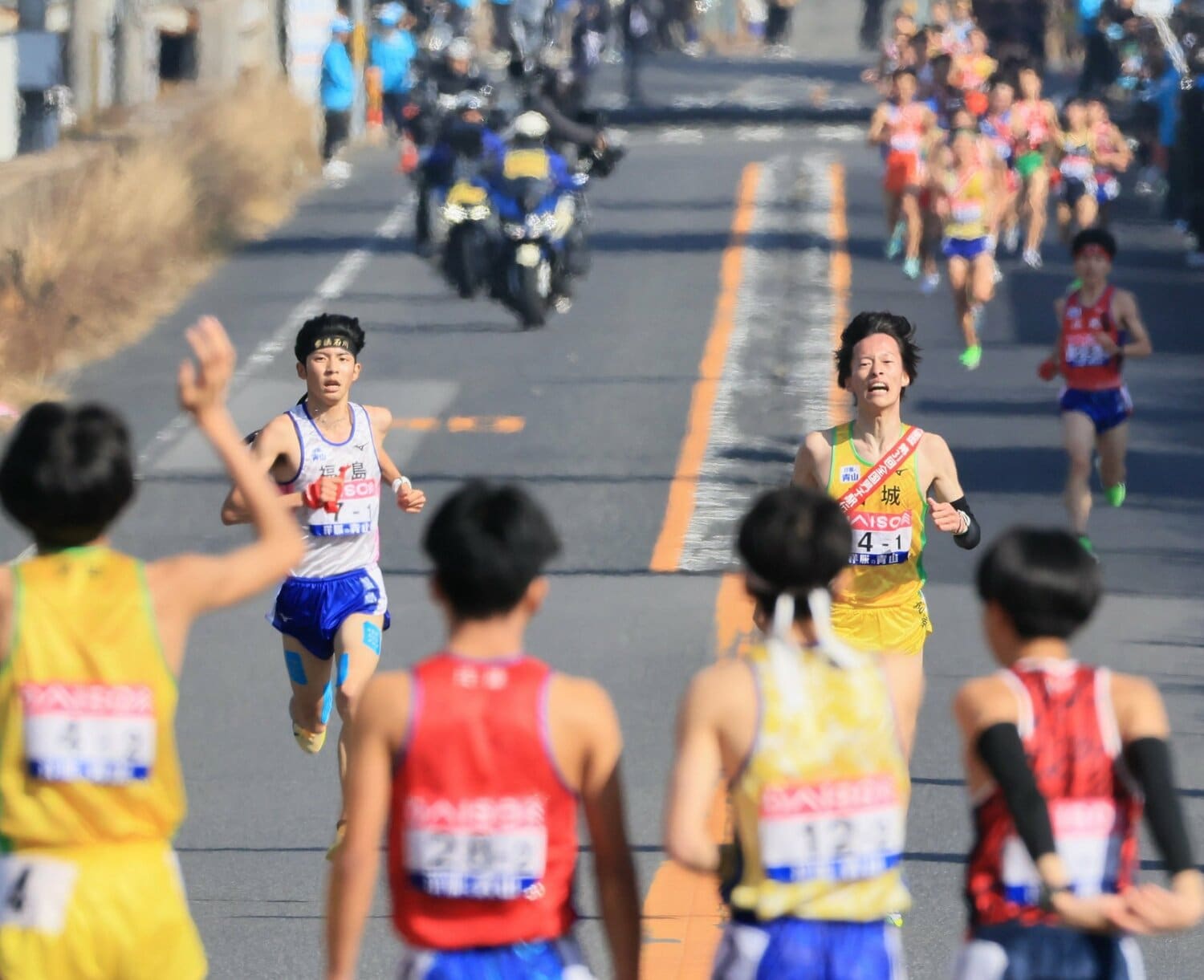 ラストスパートで増子を差し切った鈴木（右）　©Sankei Shimbun