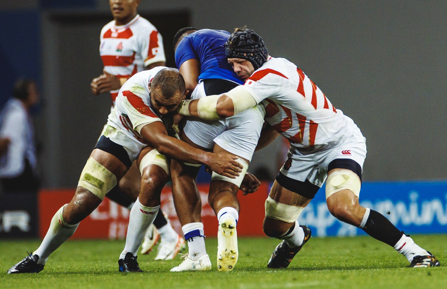 リーチマイケルとピーター・ラブスカフニのダブルタックル。リーチはチーム最多タックル数「62」を記録した　©︎Kiichi Matsumoto