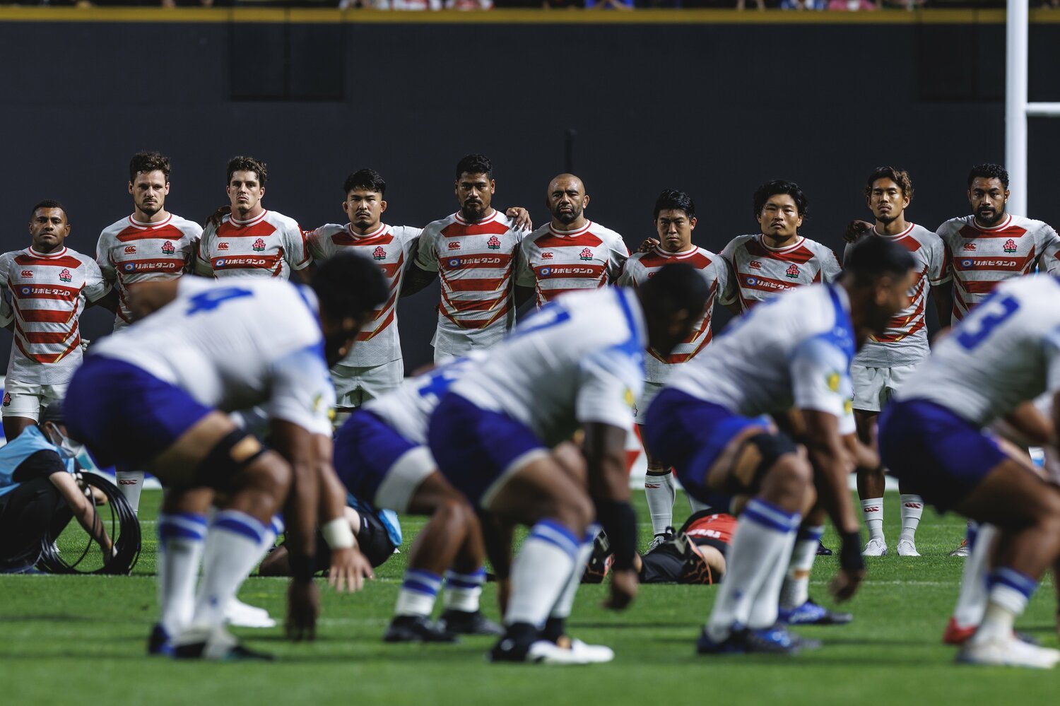 キックオフ前、サモア代表が披露した「シヴァ・タウ」を見つめる日本代表の選手たち　©︎Kiichi Matsumoto