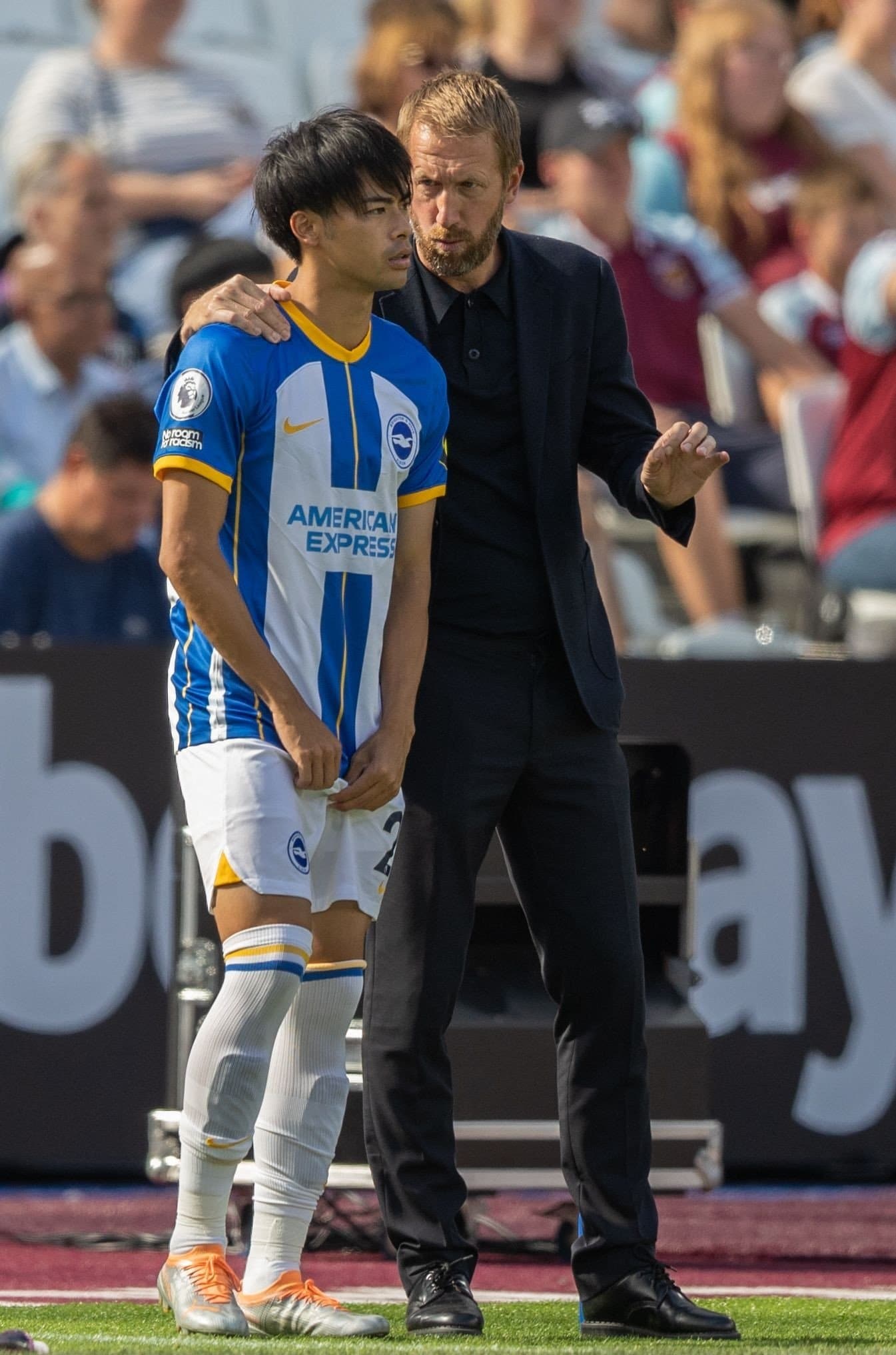 2022年8月、ブライトンに復帰したばかりの三笘薫に指示を出すポッター監督　©AFLO