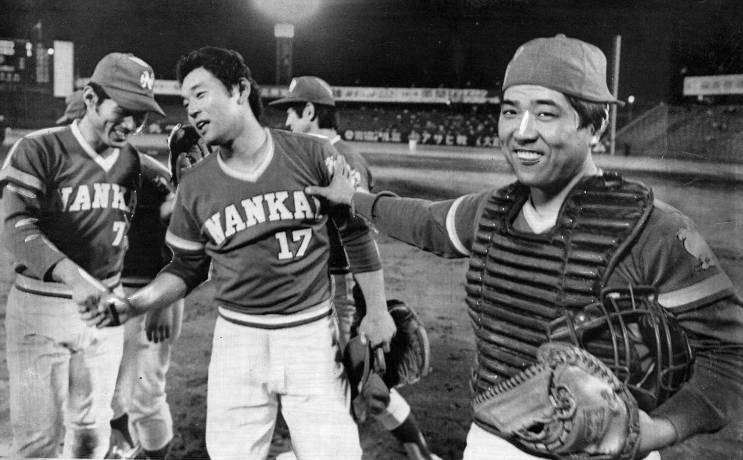 野村克也兼任監督（右）によって、リリーフに転向した江夏（中央）。1977年には、6試合連続セーブを挙げ、パ・リーグ最優秀救援投手に　©Sankei Shimbun