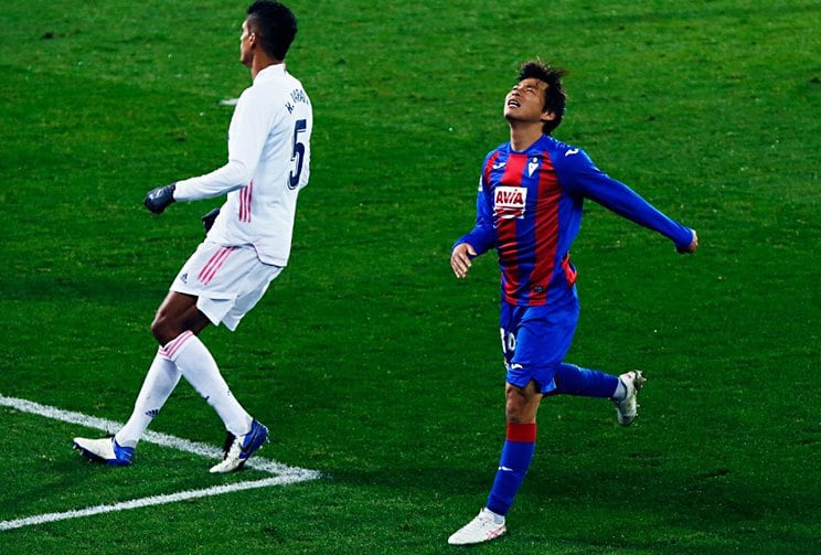 シュートを外して悔しがる乾