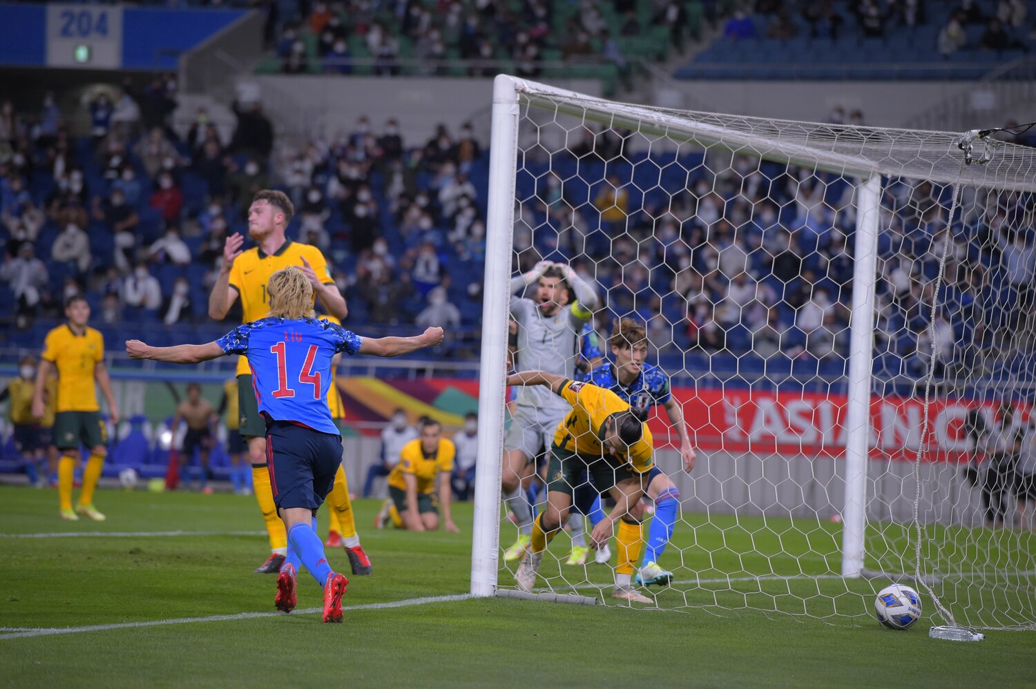 オウンゴールが入り喜ぶ伊東純也と落ち込むオーストラリアイレブン　©︎Koki Nagahama/JMPA