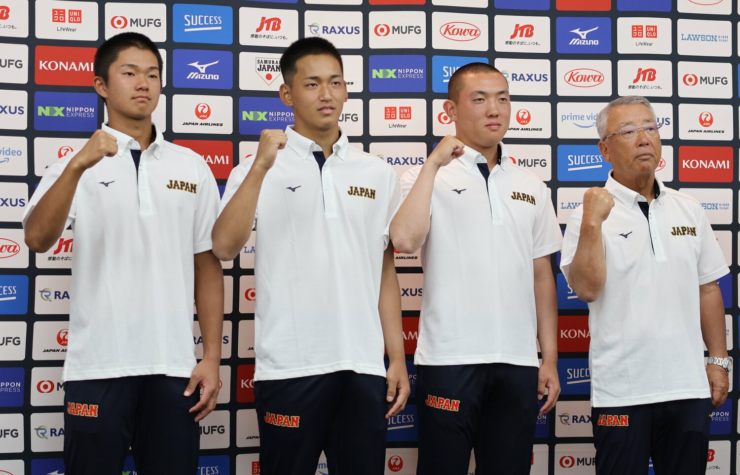 U-18W杯の記者会見に馬淵監督（右）と参加した森田（右から2番目）。他は左から主将の小林隼翔（広陵）、エースの前田悠伍（大阪桐蔭） ©JIJI PRESS