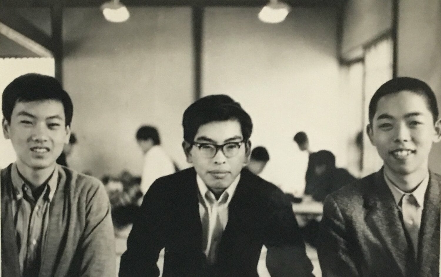 66年5月頃。(左から)真部1級、1人おいて田丸3級。場所は木造の旧将棋会館 ©Noboru-Tamaru