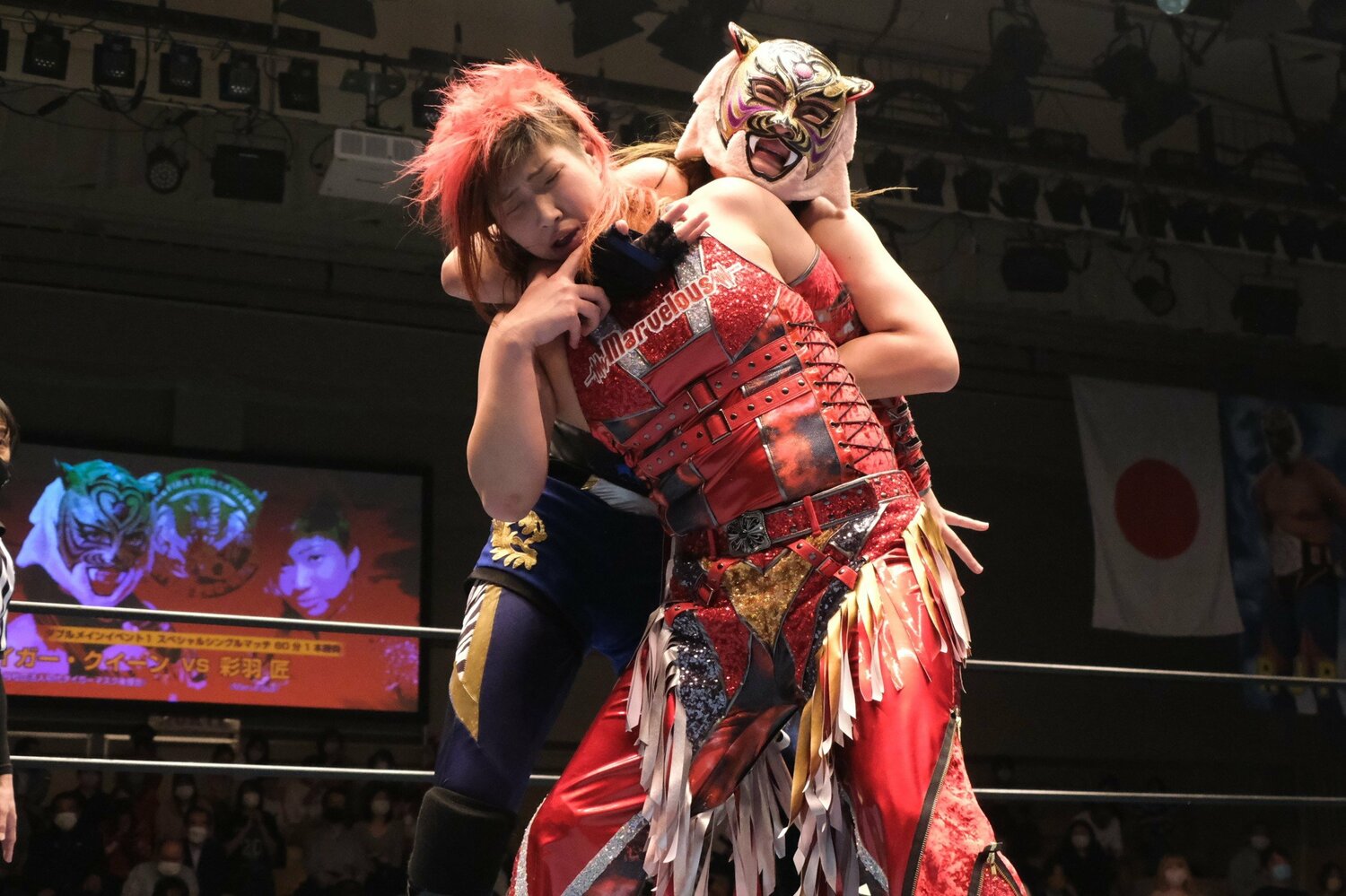 フィニッシュとなったタイガースープレックス2021。まずはチキンウィング・フェイスロックに捉え…