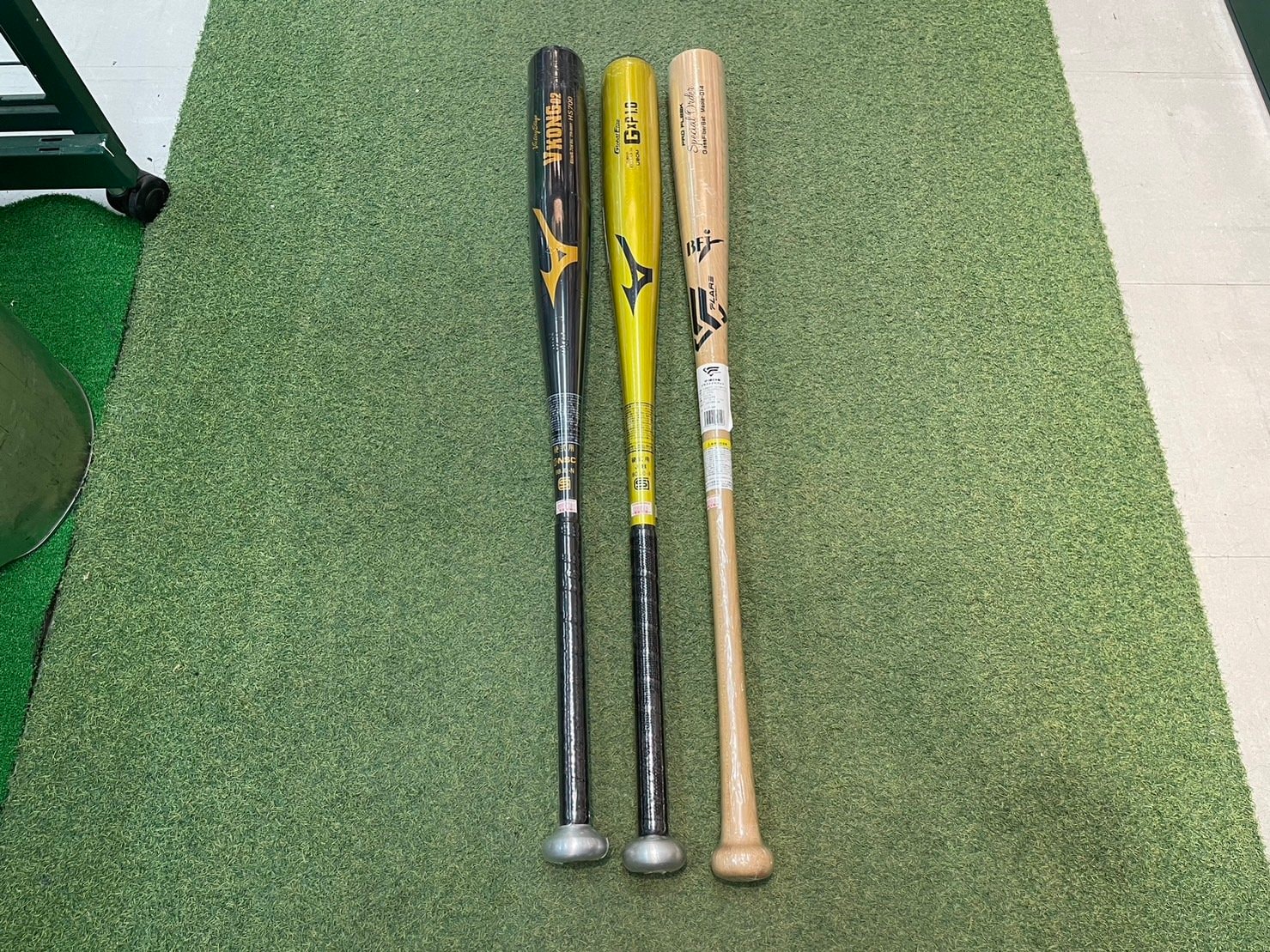 左が旧規格のミズノ「VKONG 02」。真ん中が新規格のミズノ「GxP1.0」。右は公式戦（大学野球・社会人野球）使用可能の木製バット