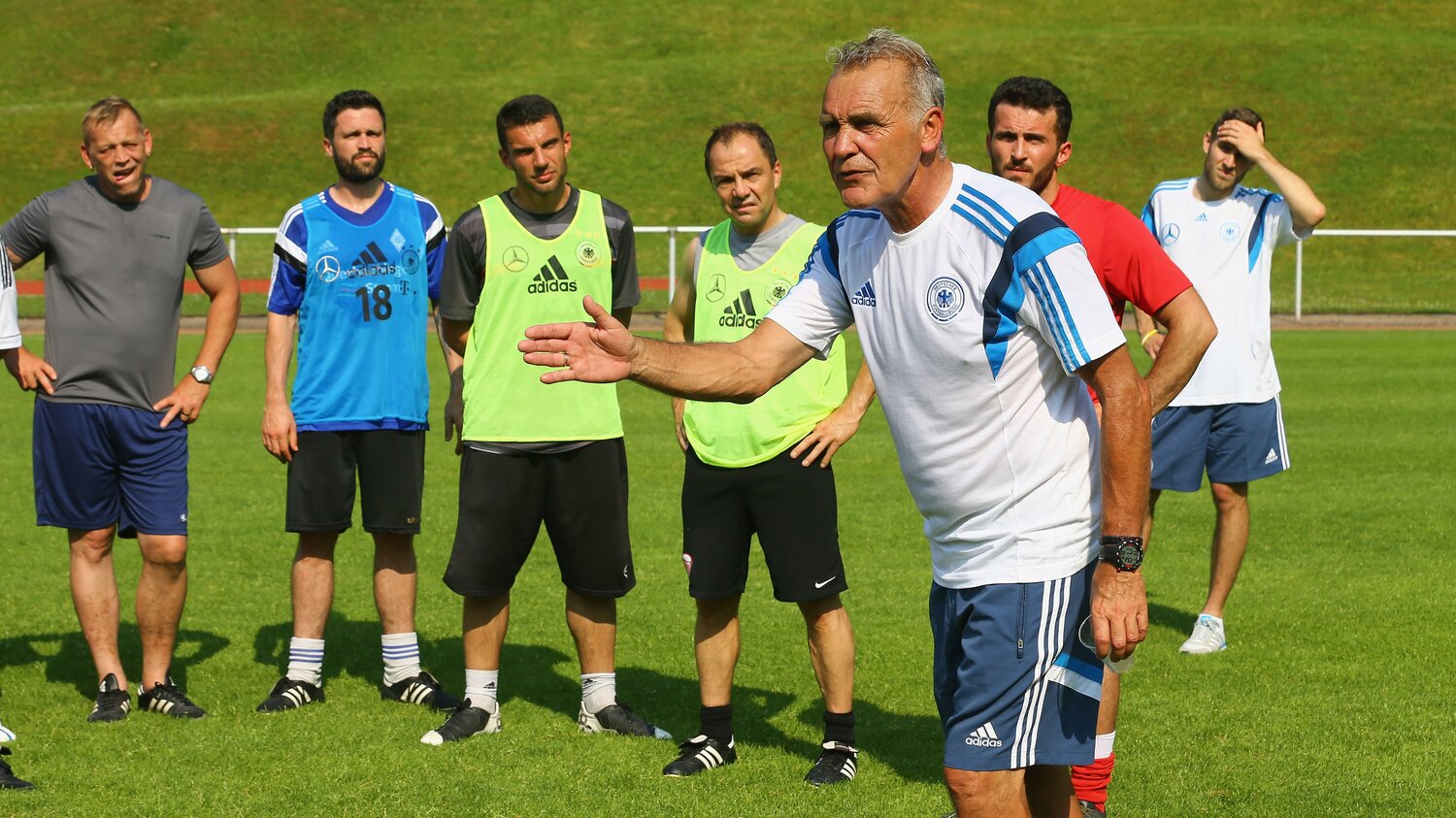 指導者を指導するシュトゥーバー　©Getty Images