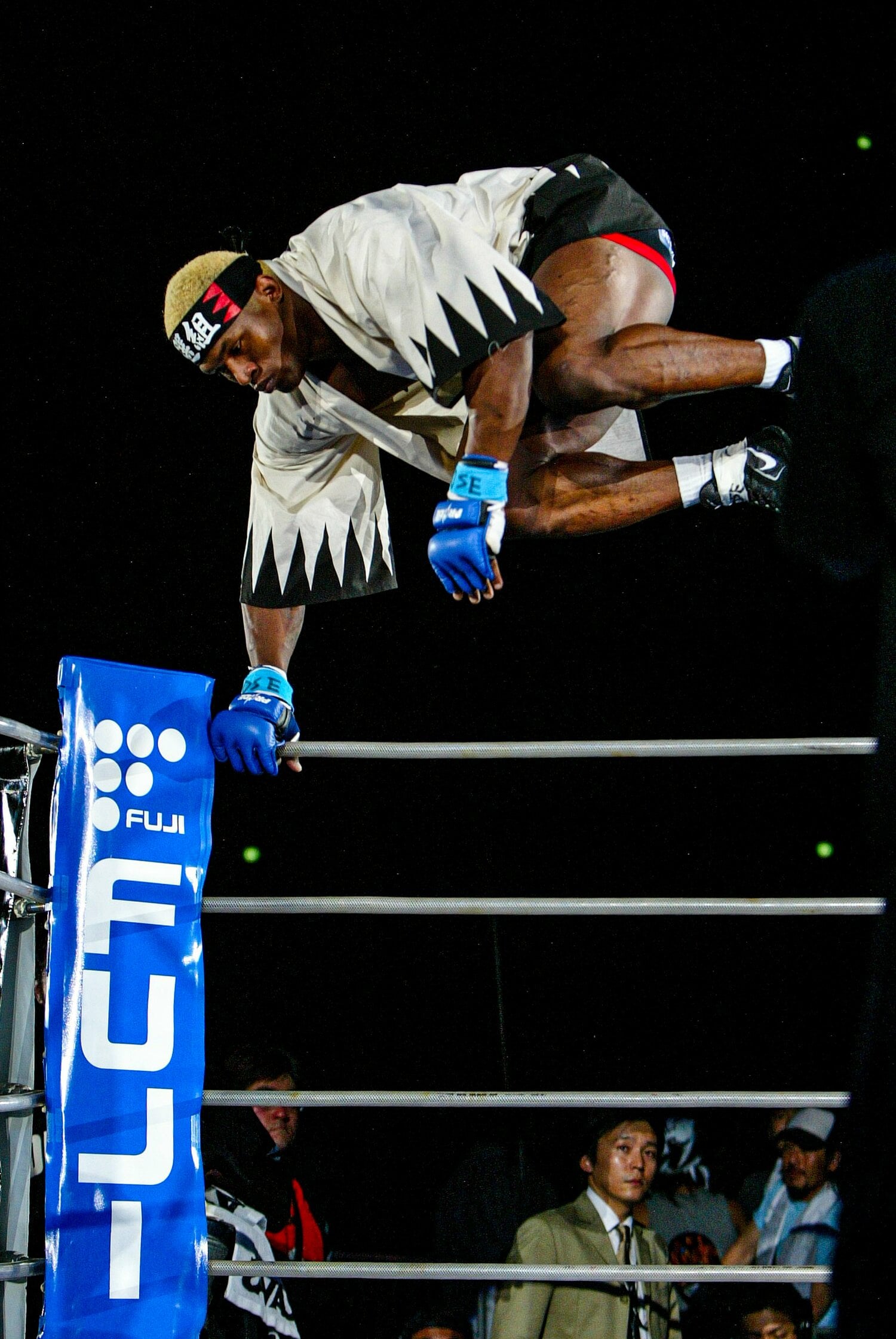 2004年6月20日のエメリヤーエンコ・ヒョードル戦。軽やかにロープを飛び越えるランデルマン ©Susumu Nagao