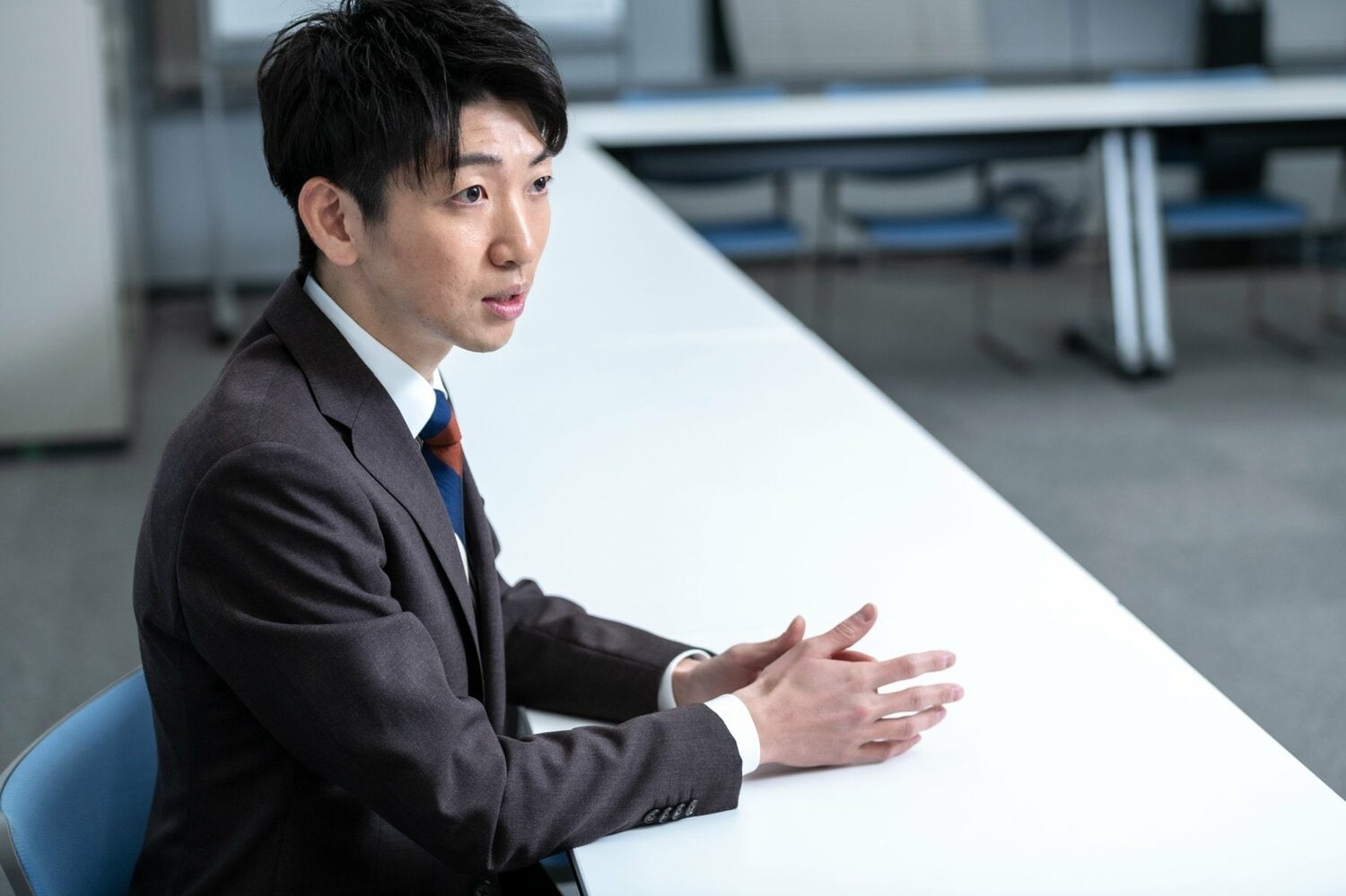 インタビュー中の喜入アナ　©Takuya Sugiyama