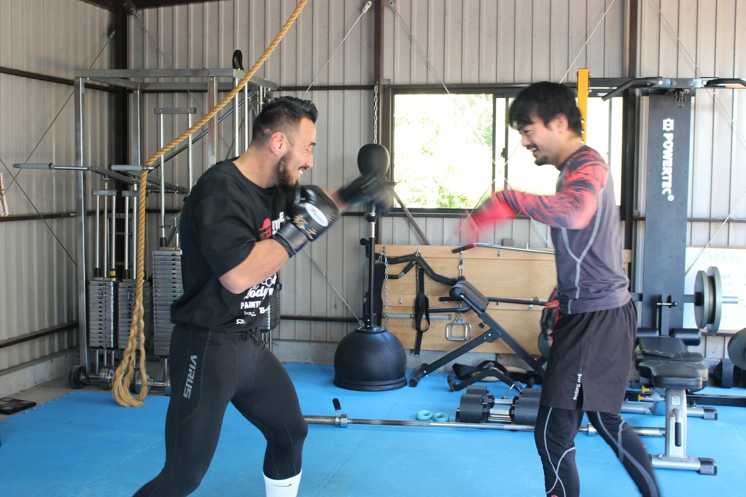 ミット打ちを行う手塚裕之　©Number Web