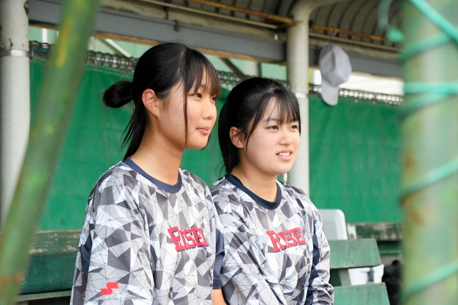 履正社のアナライザーを務める森本萌月さん、吉田空愛さん　©Asahi Shimbun