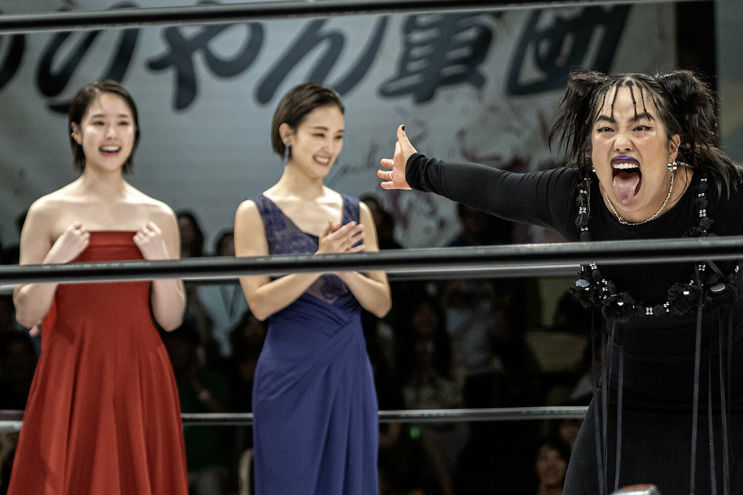 『極悪女王』でダンプ松本役を演じたゆりやんレトリィバァとクラッシュ・ギャルズ役を演じた唐田えりか、剛力彩芽　©︎Takuya Sugiyama