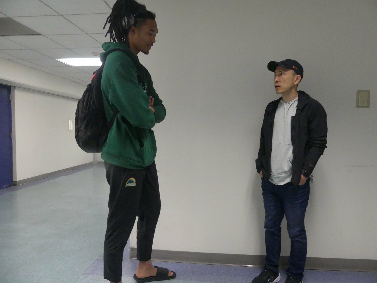 パリ五輪日本代表で、米フォーダム大学でプレーするジェイコブス晶（21歳）の視察に訪れた吉本コーチ（写真=筆者撮影）