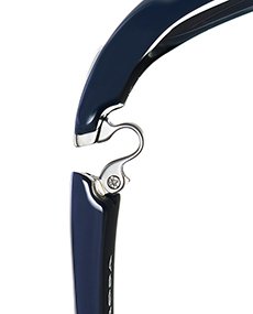 フォーナインズの代名詞とも言える「逆Rヒンジ」も、このスポーツサングラスのために新たに設計。フレーム&テンプルにかかる負荷を受け止め、心地よい掛け心地と優れたフィット感を実現している。