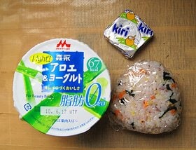 <昼>おにぎり、チーズ、ヨーグルト