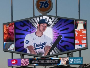 大谷翔平起用で…化粧品の売上が約20倍に！ スポンサー収入MLBダントツ1位、大谷翔平「本当の広告価値」を考える＜Number Web＞ photograph by Nanae Suzuki