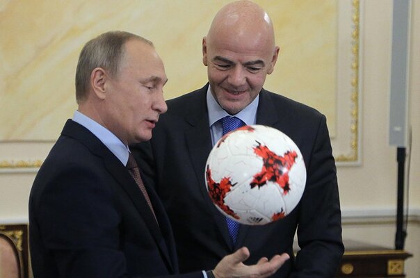 “プーチンから国家勲章をもらったFIFA会長”がウクライナ侵攻に“しどろもどろで及び腰発言”なワケ〈ロシアW杯を筆頭に…〉