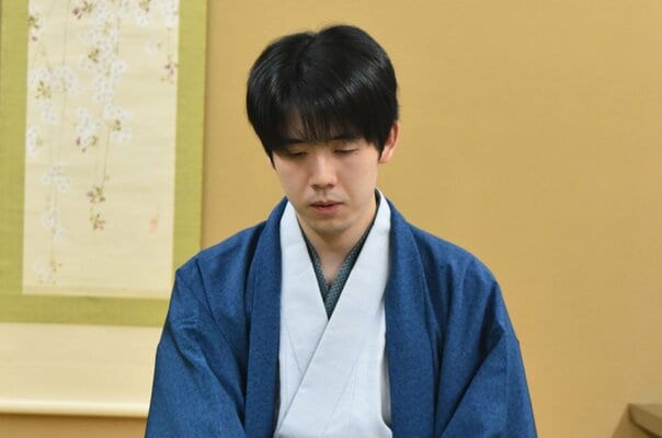 「将棋の内容が良くない」名人・藤井聡太23歳は話したが…“不調説”一掃のタイトル戦6連勝、糸谷哲郎37歳の「斬新な」初手端歩を退ける充実ぶり